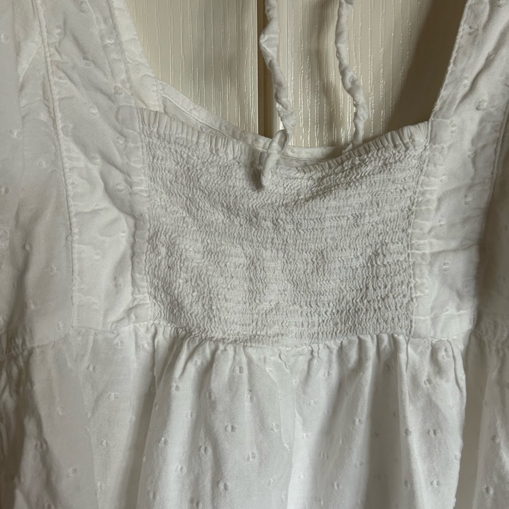Old Navy textured Swiss Dot flutter sleeve tie back  embroidered blouse small - Picture 7 of 11